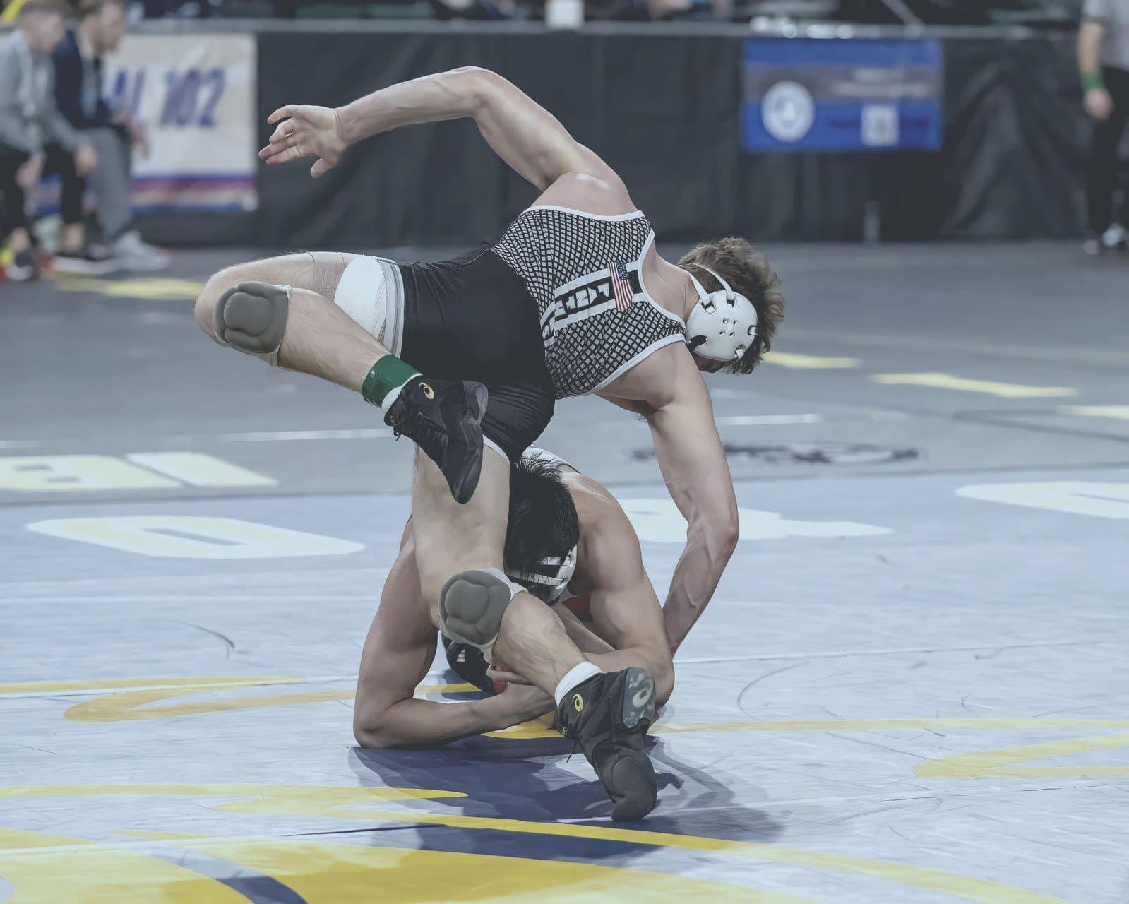 Wrestler executes overhead throw at major tournament